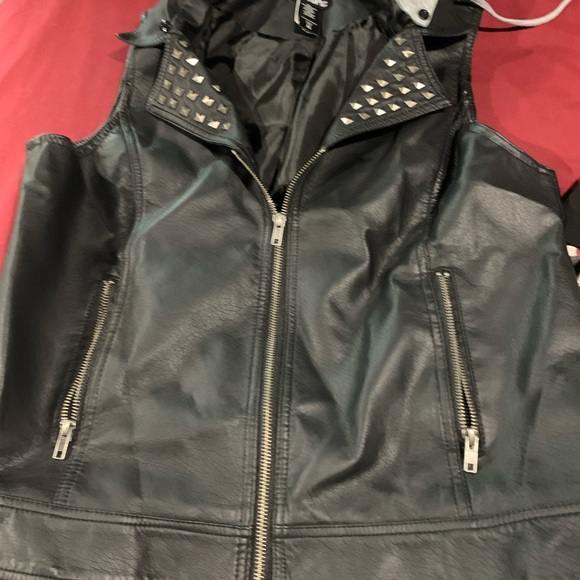 Vest - Picture 3 of 3